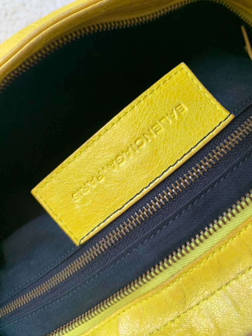 Authentic Balenciaga city Messenger Crossbody Bag - Picture 15 of 16